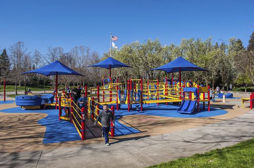 Игровая конструкция для игровой площадки - Athan Downs Park - Design 7554 - LANDSCAPE STRUCTURES - из нержавеющей стали / из стали, покрытой порошком / из полиэтилена