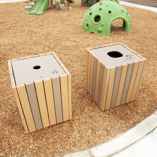 Мусорный контейнер из дерева - Wood-Grain - Design 3676 - LANDSCAPE STRUCTURES - из полиэтилена / для наружного применения / для игровой площадки