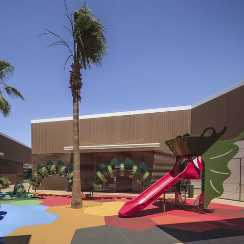 Игровая конструкция для игровой площадки - The Style outlet Viladecans - LANDSCAPE STRUCTURES - из стали, покрытой порошком / из полиэтилена / из переработанного пластика