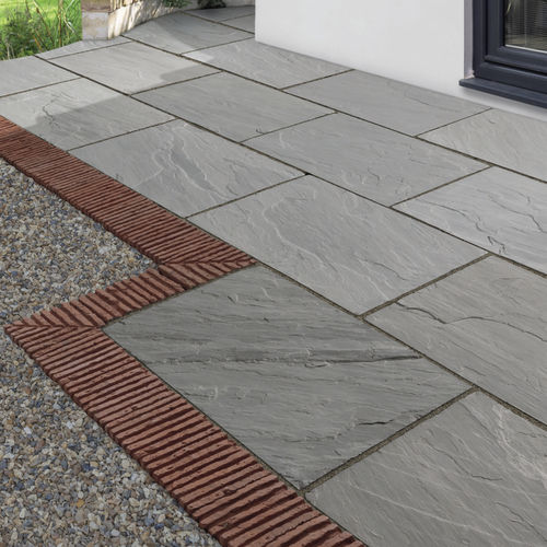 Уличная плитка из бетона - TILE ON  - BRADSTONE - для наружного применения / текстурированная / для общественных мест
