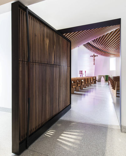 Дверь для интерьера - St. Mary Chapel - USA - FritsJurgens - из орехового дерева / из стали / поворотная с эскцентричной осью