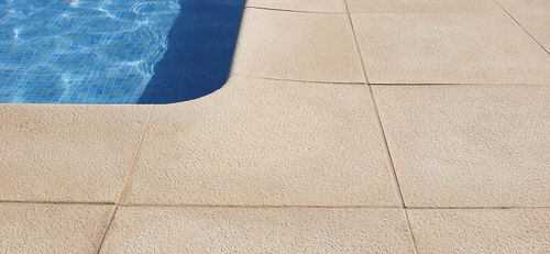 Плитка из восстановленного камня - GRANITUS - FABISTONE (GROUP RPI) - обработанная бучардой / для пространства у бассейна / напольная
