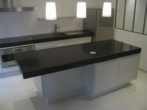 Современная кухня - LIGHTWEIGHT STONE : BLACK GRANITE - BROCATELLE - из дерева / островного типа / без ручки