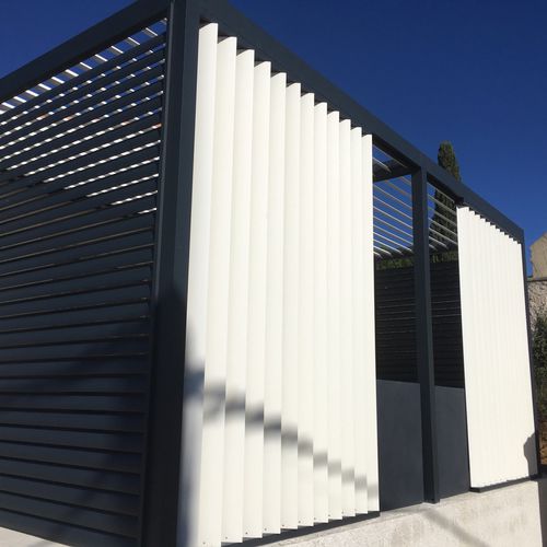 Самонесущая пергола - FAÇADE LAMES VERTICALES ORIENTABLES - AXIUM solutions aluminium - из алюминия / с мобильными планками / с защитой от солнца