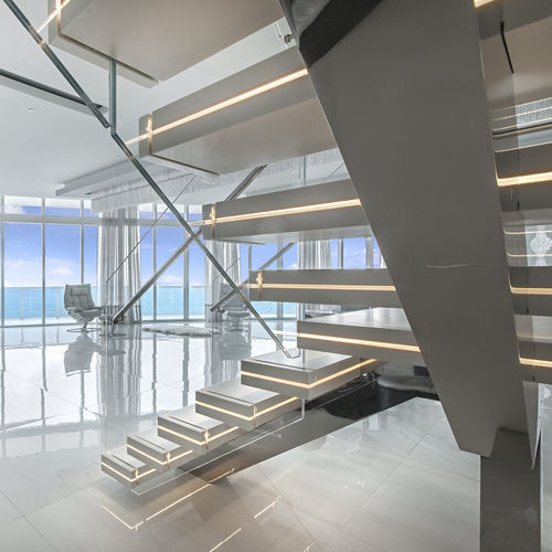 Лестница с поворотом на 180° - LUXO: DUPONT CORIAN - Officine Sandrini - с каменными ступеньками / для бытового использования / для профессионального использования