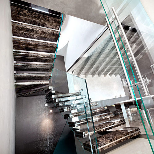 Лестница с поворотом на 180° - LUXO : EMPERADO DARK MARBLE - Officine Sandrini - с каменными ступеньками / стеклянная конструкция / для бытового использования