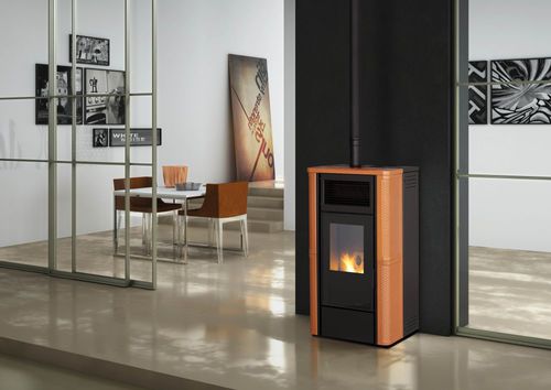 Печь-камин на пеллетах - STOCCOLMA  - KARMEK ONE SRL - современная / из керамики