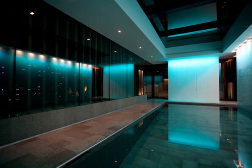 Бассейн для интерьера - SURREY - GUNCAST SWIMMING POOLS - полузаглубленный / из бетона / с подвижным дном