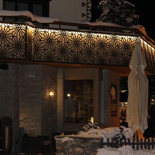 Ограждение из ламината высокого давления - CELLON - HOTEL PIZ BUIN KLOSTERS - Bruag Design Factory AG - с панелями / для наружного применения / для балкона