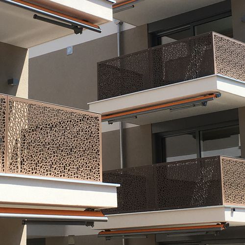 Ограждение из ламината высокого давления - P-ECO MFH Sonnenbergstrasse Abtwil - Bruag Design Factory AG - с панелями / для наружного применения / для балкона