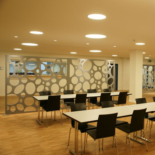 Декоративная панель для перегородки - ABZ AM GÜTSCH CAFETERIA - Bruag Design Factory AG - МДФ / перфорированная