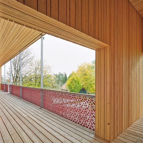 Ограждение из ламината высокого давления - CELLON AND FORMBOARD TOP PINE - DAY NURSERY GILCHING - Bruag Design Factory AG - с панелями / балюстрадного типа / для интерьера