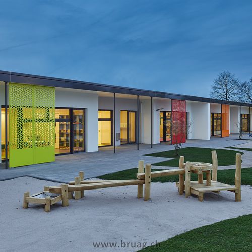Солнцезащитное устройство из композита - CELLON - KITA ST. MICHAEL HOMBURG - Bruag Design Factory AG - из ламината высокого давления / для фасада / вертикальное