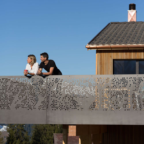 Ограждение из композита - CELLON - SINGLE FAMILY HOUSE - Bruag Design Factory AG - из ламината высокого давления / с панелями / балюстрадного типа