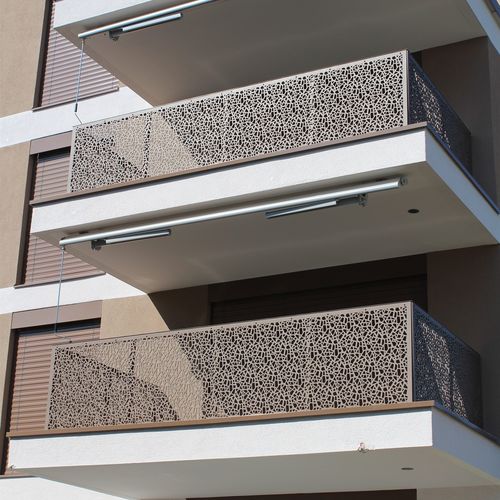 Балкон с перфорированными панелями - CELLON - MULTIPLE DWELLING HERBSTWEG 20 ZURICH - Bruag Design Factory AG - из композита / из ламината высокого давления