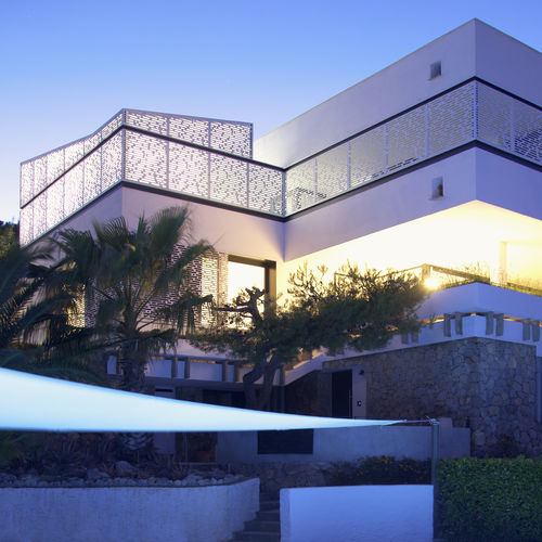 Солнцезащитное устройство из ламината высокого давления - CELLON - PRIVATVILLA TARRAGONA - Bruag Design Factory AG - для фасада / перфорированное