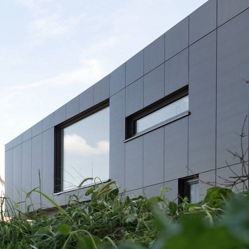 Панельная облицовка фасада - CELLON - EFH OEHNINGEN - Bruag Design Factory AG - из композита / из ламината высокого давления / гладкая