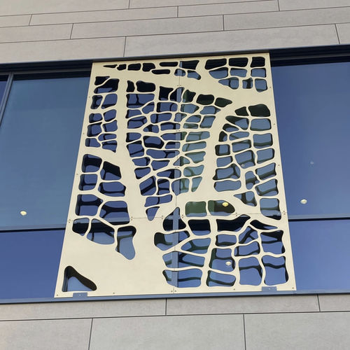 Солнцезащитное устройство из ламината высокого давления - CELLON - STADTHALLE HOFHEIM  - Bruag Design Factory AG - для фасада / перфорированное