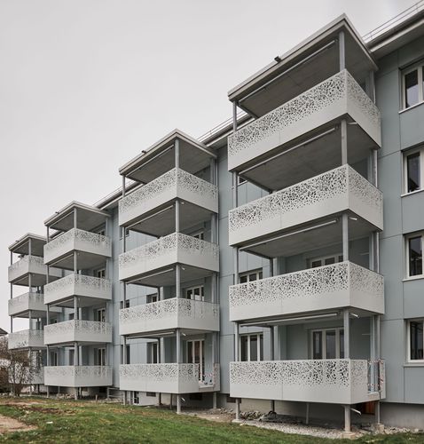 Ограждение из ламината высокого давления - CELLON GERLAFINGEN - Bruag Design Factory AG - с панелями / балюстрадного типа / лазерная резка