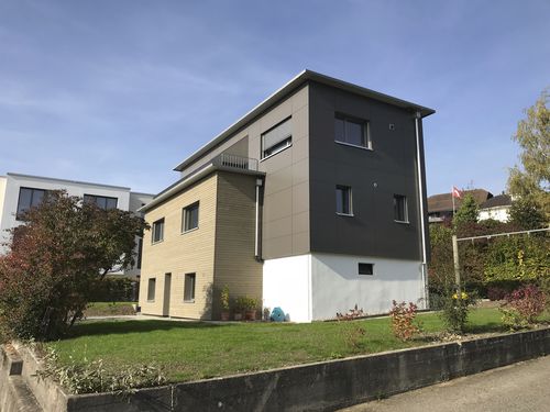 Вентилируемый фасад из ламината высокого давления - EFH M&Auml;NNEDORF - Bruag Design Factory AG - листовой / гладкий / цветной