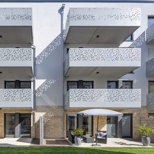 Ограждение из ламината высокого давления - CELLON MULTIPLE DWELLING LANGEN - Bruag Design Factory AG - с панелями / балюстрадного типа / лазерная резка