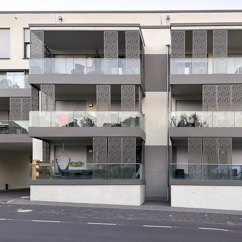 Солнцезащитное устройство из ламината высокого давления - CELLON -Wohnpark St. Maximin Bitburg - Bruag Design Factory AG - для фасада / вертикальное / раздвижное