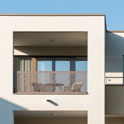 Ограждение из ламината высокого давления - CELLON - MFH Reverso, Wilhofstrasse Russikon - Bruag Design Factory AG - с панелями / лазерная резка / для наружного применения