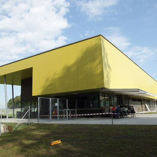 Облицовка фасада для вентилируемого фасада - FORMBOARD TOP PINE - SPORTS COMPLEX PÖSCHENRIET NEFTENBACH - Bruag Design Factory AG - панельная / из древесного волокна / гладкая