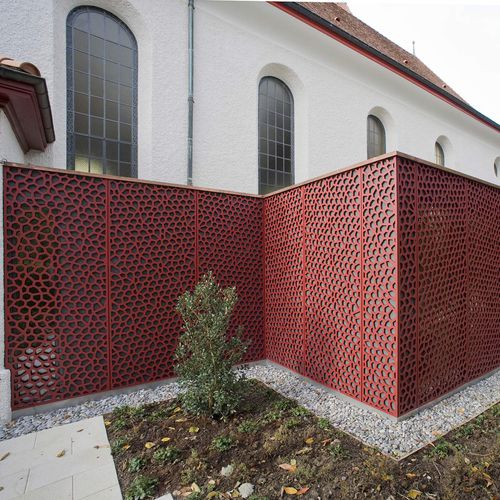 Декоративная панель для внешнего благоустройства - FORMBOARD TOP PINE - CHURCH ARLESHEIM - Bruag Design Factory AG - из древесного волокна / перфорированная / разделительная перегородка