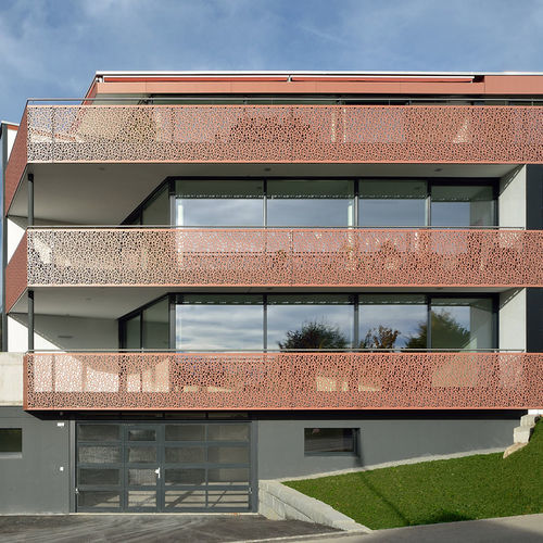 Ограждение из древесного волокна - FORMBOARD TOP PINE - MINERGIE-P-ECO MFH - Bruag Design Factory AG - с панелями / для наружного применения / для балкона