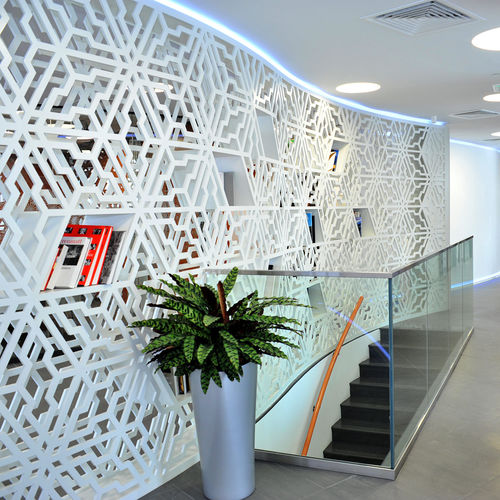 Декоративная панель для перегородки - SWISS EMBASSY ABU DHABI - Bruag Design Factory AG - МДФ / перфорированная
