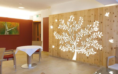 Декоративная панель для перегородки - DORFHOTEL PETER & KAROLA FASCHING GMBH - Bruag Design Factory AG - из дерева / перфорированная