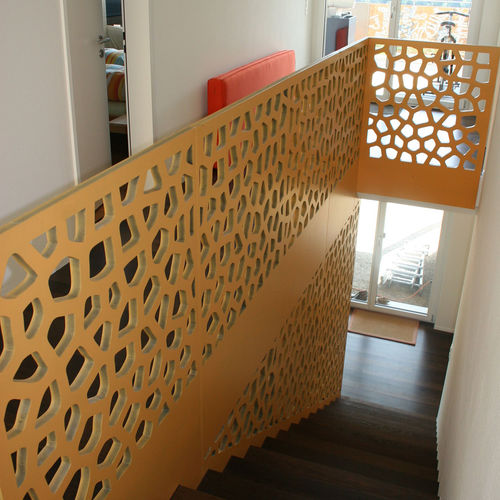 Ограждение из дерева - PRIVATE HOME ENDINGEN - Bruag Design Factory AG - с панелями / для интерьера / для лестниц