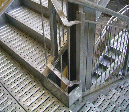 Ступень из гальванизированной стали - PUNCHED ROUGH - Libra Industriale spa - из перфорированного листа / противоскользящая