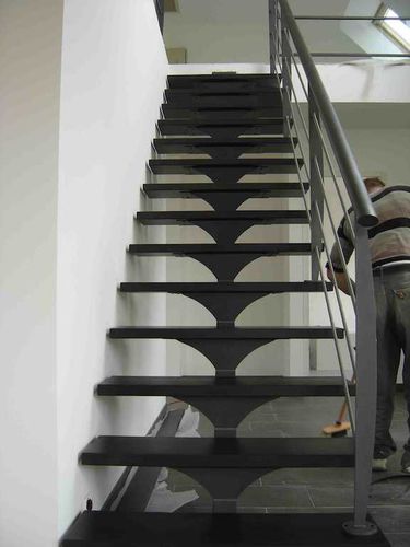 Прямая лестница - ESCALIER DESIGN 14 - с металлическими ступеньками / металлическая конструкция / современная
