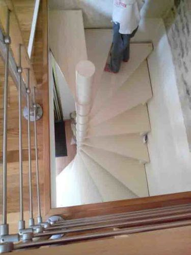 Квадратно-винтовая лестница - ESCALIER DESIGN 14 - с деревянными ступеньками / деревянная конструкция / современная