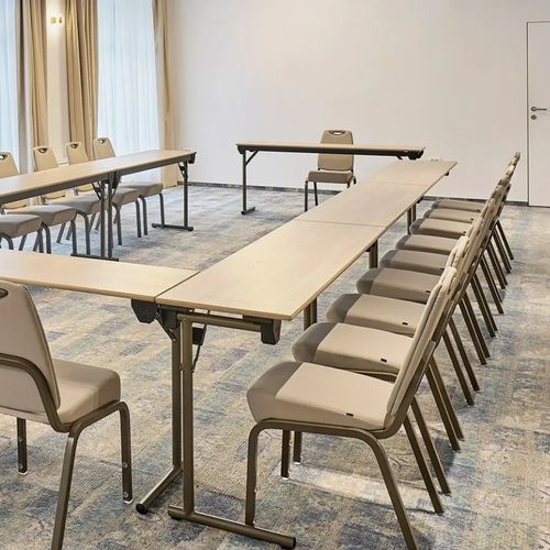 Современный стол для конференций - SYSTEM-C - burgessfurniture - из дерева / из стали / с основанием из стали