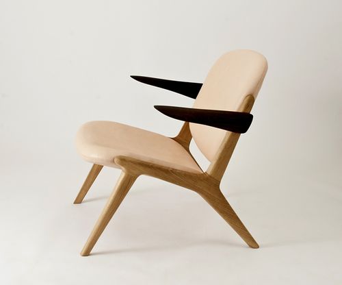 Современное низкое кресло - IS LOUNGE - Miyazaki Chair Factory - из дерева / с подлокотниками