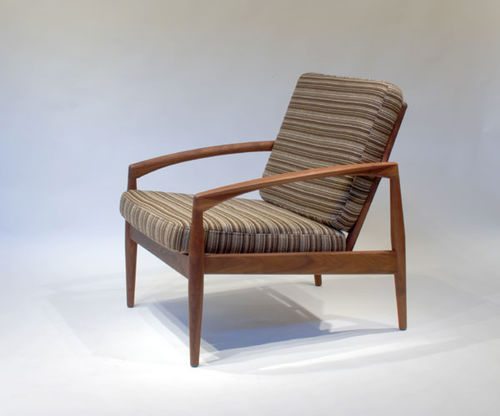 Кресло скандинавский дизайн - PAPER KNIFE - Miyazaki Chair Factory - из ткани / из дерева / с опорой для ступней