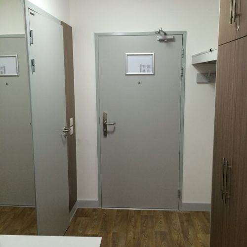 Дверь для интерьера - BRUCORAL  - Theuma - из ламината высокого давления / створчатая / современная