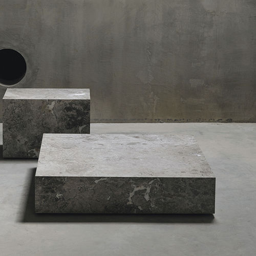 Современный журнальный столик - EDGE L TUNDRA GREY - MAAMI HOME - из мрамора / с основанием из мрамора / квадратный