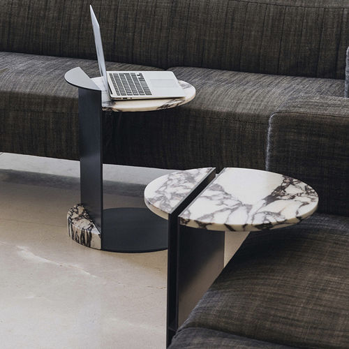 Современный вспомогательный столик - LINEA CALACATTA VIOLA - MAAMI HOME - из мрамора / с основанием из лакированной стали / круглый