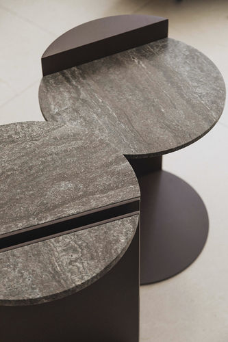 Современный вспомогательный столик - HALF BLACK TRAVERTINE - MAAMI HOME - из термолакированной стали / из травертина / с основанием из лакированной стали