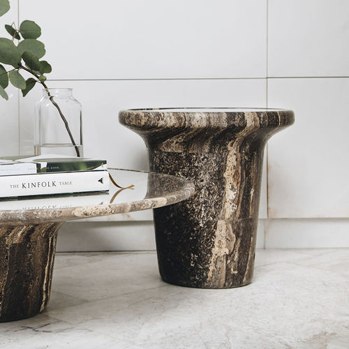 Вспомогательный столик минималистский дизайн - DATA TALL TRAVERTINE - MAAMI HOME - из закаленного стекла / из травертина / с основанием из травертина