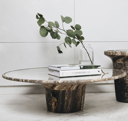Современный журнальный столик - DATA LOW TRAVERTINE - MAAMI HOME - из закаленного стекла / из травертина / с основанием из травертина