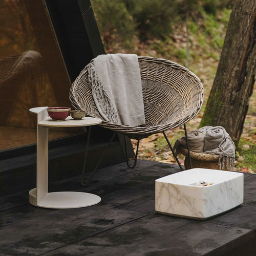 Современный вспомогательный столик - LINEA TRAVERTINE - MAAMI HOME - из травертина / с основанием из лакированного металла / круглый