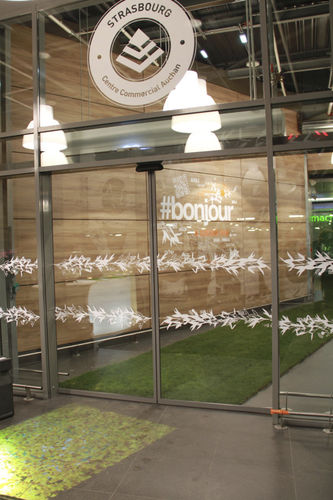 Настенная клейкая этикетка надпись - CENTRE COMMERCIAL AUCHAN HAUTEPIERRE - Atelier d'Art Osmoze - Design & décoration murale - для общественных учреждений