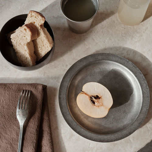 Плоский тарелка - Tumbled - Ferm Living - круглый / из нержавеющей стали / однотонный