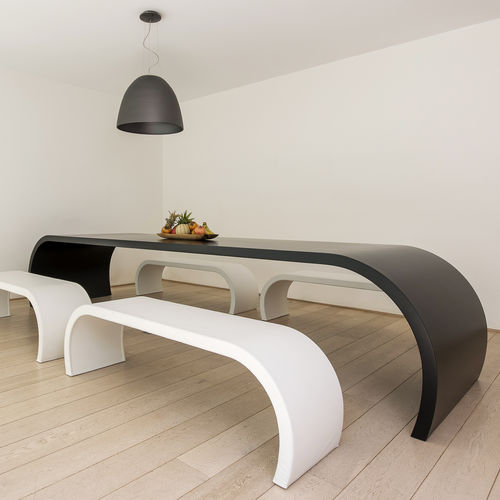 Современный обеденный стол - ONDA - R&J Luxe Furniture - из алюминия / с основанием из алюминия / изогнутый