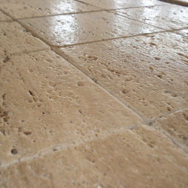 Плитка из мрамора - TRAVERTINO CHIARO - WALL GRANITE SERVICE SRL - полированная / рельефная / для интерьера